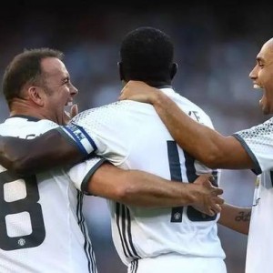  足坛传奇齐聚慈善赛，经典时刻重温旧梦