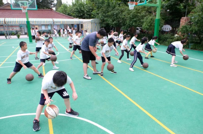 夜间灯光球场投入使用，上班族下班后挥拍健身