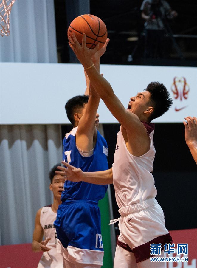  高中篮球联赛半决赛，北京四中险胜上海中学