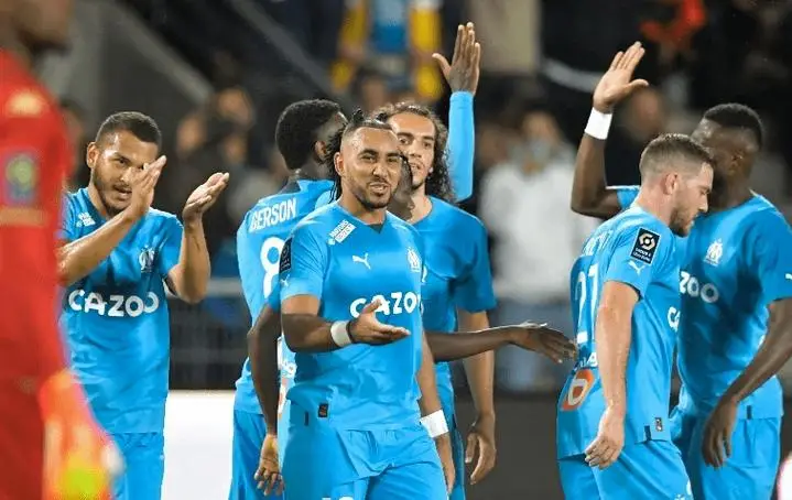  球迷文化薪火相传，助威声浪震撼绿茵场