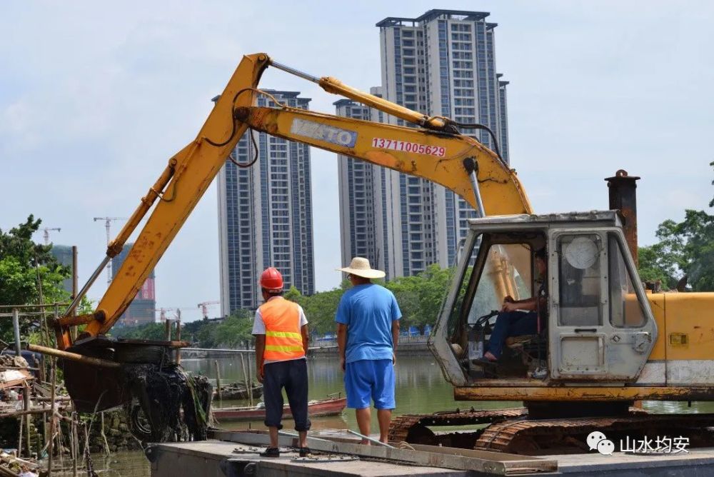  高温预警下的防护措施，组委会发放降温冰袖