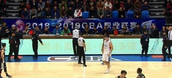  主场哨声引发争议，裁判判罚成赛后焦点