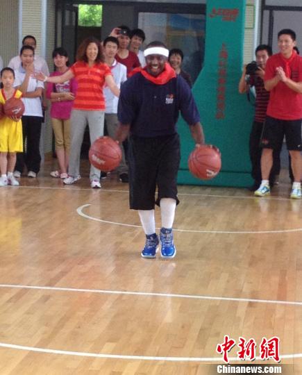  球星公益走进校园，篮球梦想照亮少年未来