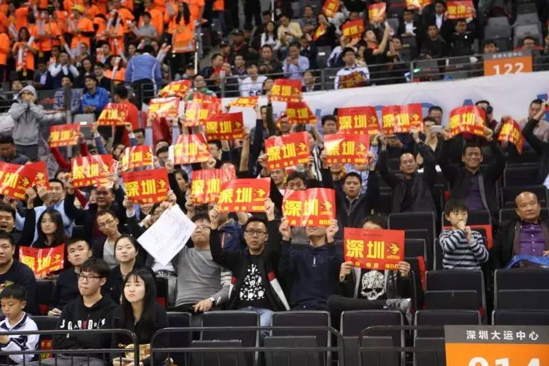  球迷助威声震天，主场氛围助力球队