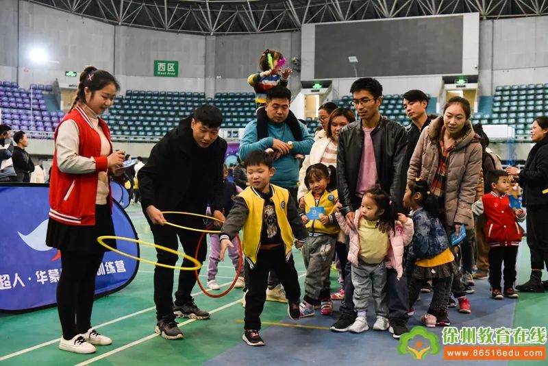  篮球公益行动开展，山区孩子收获梦想球鞋