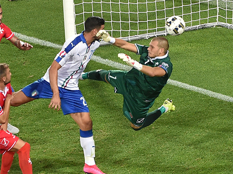  欧洲杯预选赛激战，死亡小组竞争惨烈  