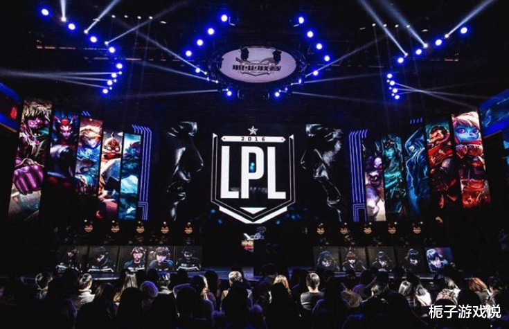  电竞选手刻苦训练备战国际大赛