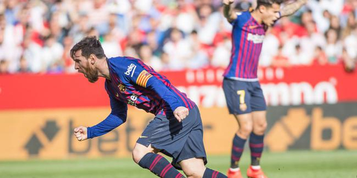  梅西帽子戏法助巴黎逆转取胜，领跑积分榜  