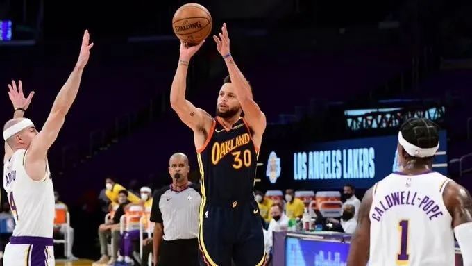  勇士库里三分如雨浇灭火箭反击